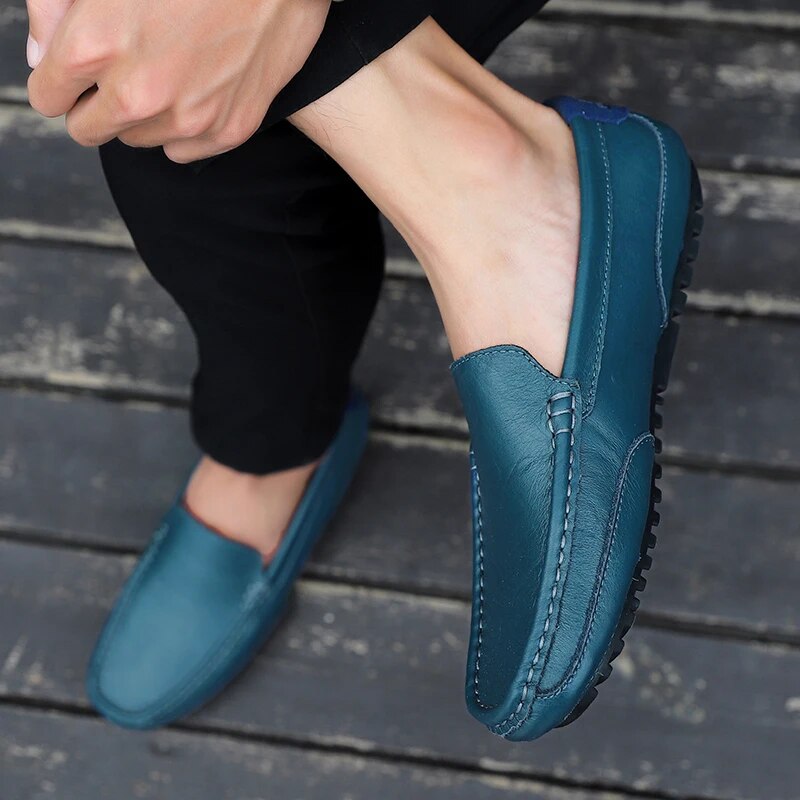 Mocassini slip-on in camoscio beige per uomo, traspiranti, perfetti per giornate calde.