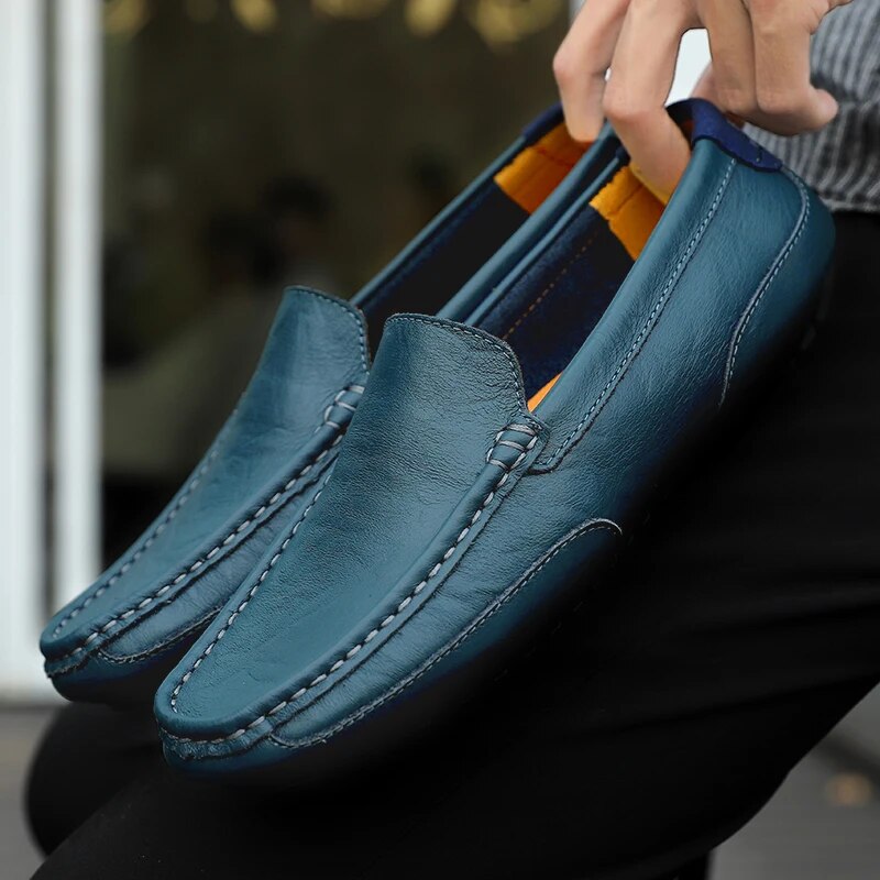Mocassini uomo casual in pelle marrone chiaro, versatili, per eleganza e comfort quotidiano.