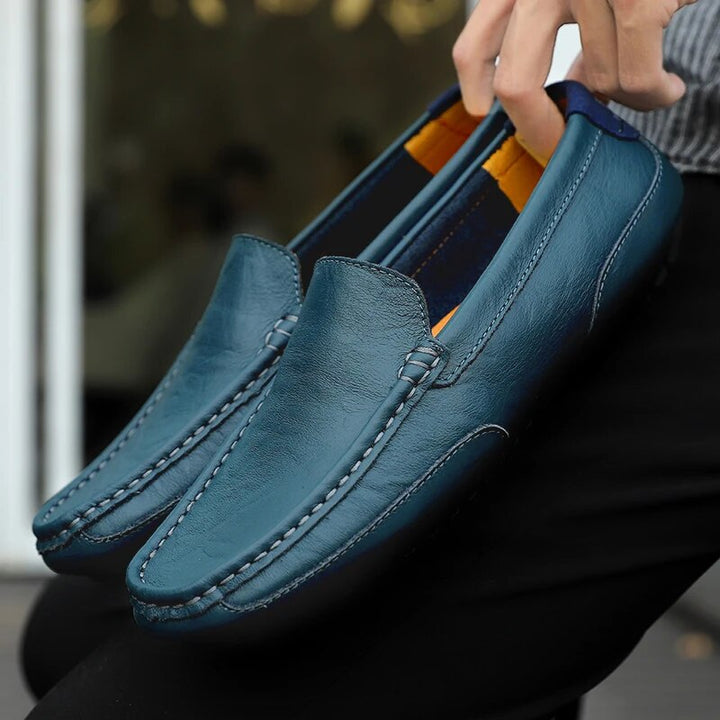 Mocassini uomo casual in pelle marrone chiaro, versatili, per eleganza e comfort quotidiano.