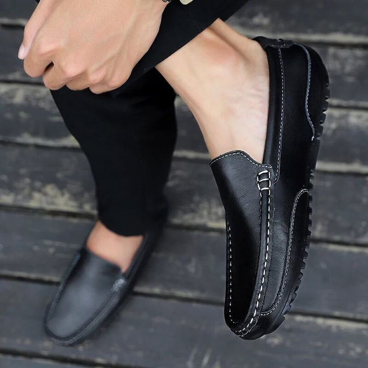Eleganti mocassini neri da uomo, slip-on, per un look casual e sofisticato, comfort assoluto.