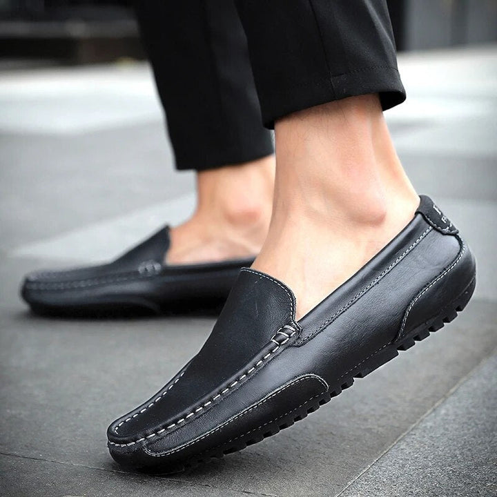Mocassini da uomo slip-on in pelle marrone, casual-eleganti, perfetti per ogni occasione.