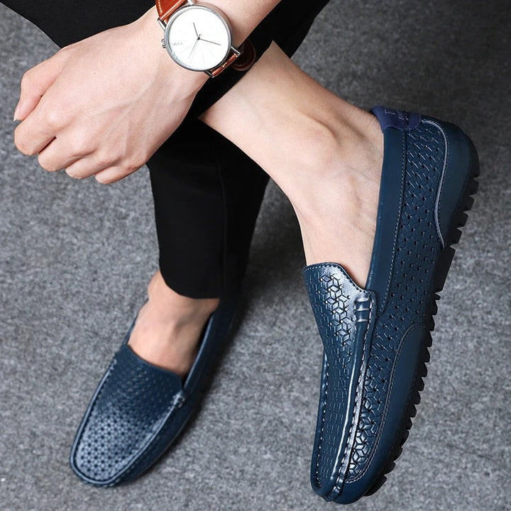 Mocassini da uomo neri in pelle scamosciata, ideali per look casual chic e comfort quotidiano.