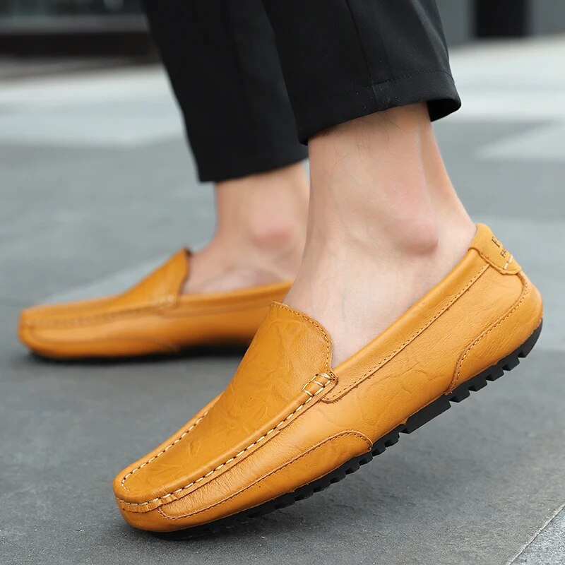 Comodi mocassini in camoscio marrone per uomo, casual, traspiranti, perfetti per l'estate.