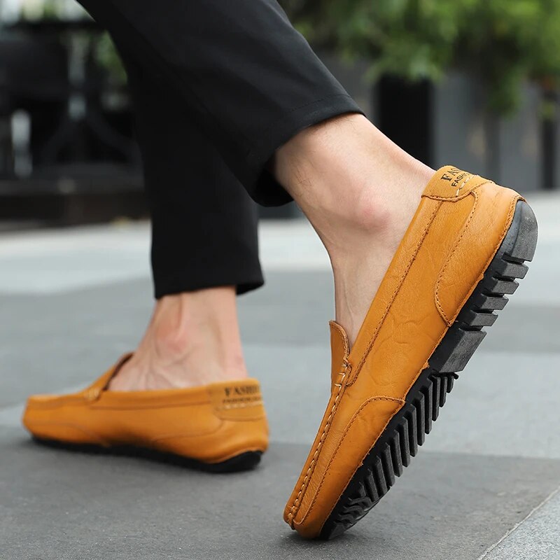 Mocassini uomo eleganti, slip-on, in pelle nera, per un tocco casual e sofisticato.