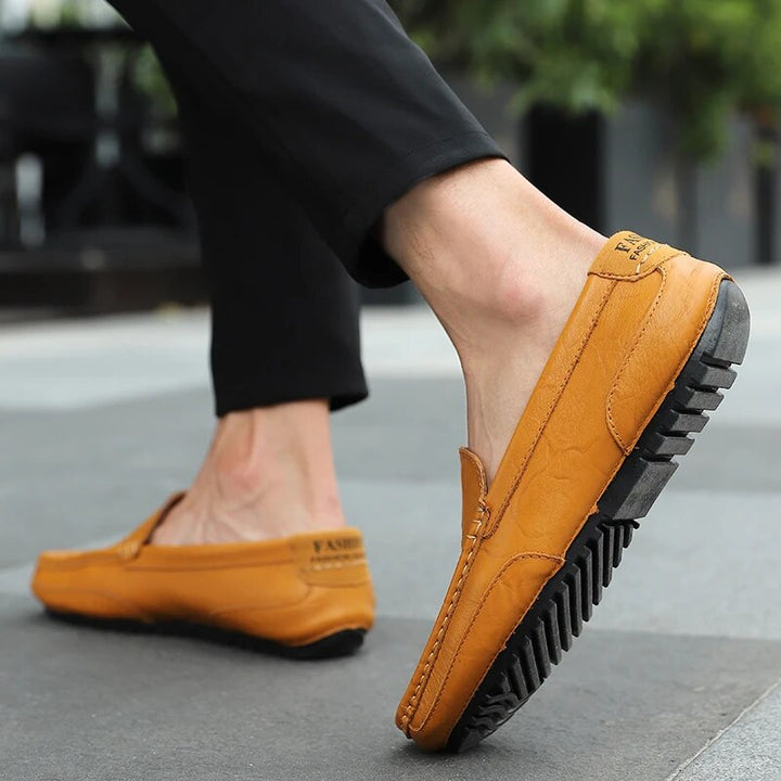 Mocassini uomo eleganti, slip-on, in pelle nera, per un tocco casual e sofisticato.