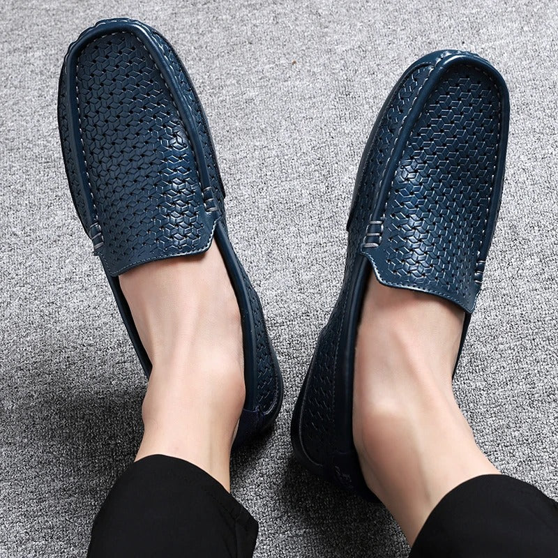 Comodi mocassini slip-on per uomo in camoscio beige, traspiranti, per estate e primavera.