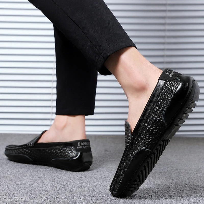 Mocassini uomo casual slip-on in pelle nera, versatili per outfit quotidiani e traspiranti.