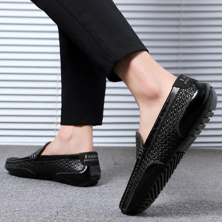 Mocassini uomo casual slip-on in pelle nera, versatili per outfit quotidiani e traspiranti.