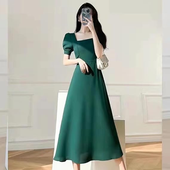 Vestito midi svasato da donna verde elegante con scollo quadrato, perfetto per occasioni speciali e serate raffinate.
