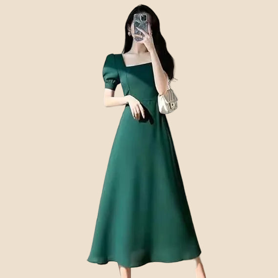 Abito da donna midi svasato con maniche corte, scollo quadrato e taglio elegante, ideale per moda femminile chic.