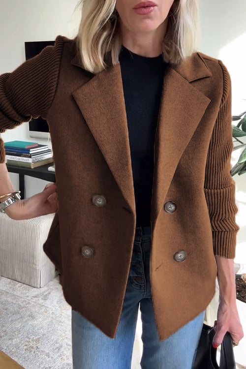 Elegante cappotto lungo rosa da donna, aderente stile militare. Caldo e di moda per l'inverno.