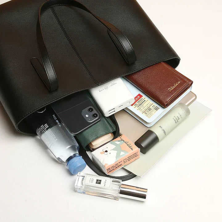 Dettaglio texture pelle vegana su borsa a tracolla donna. Accessorio elegante, chic e sostenibile per ogni stagione.