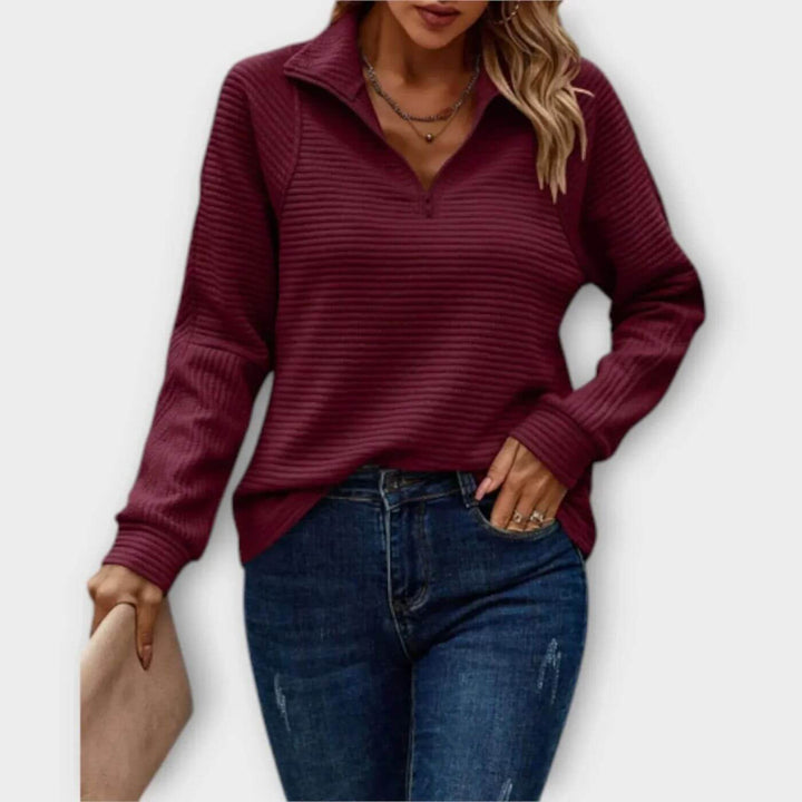 Maglione donna in morbida maglia a coste, scollo a V e mezza cerniera, ideale per un outfit comodo ma sofisticato.
