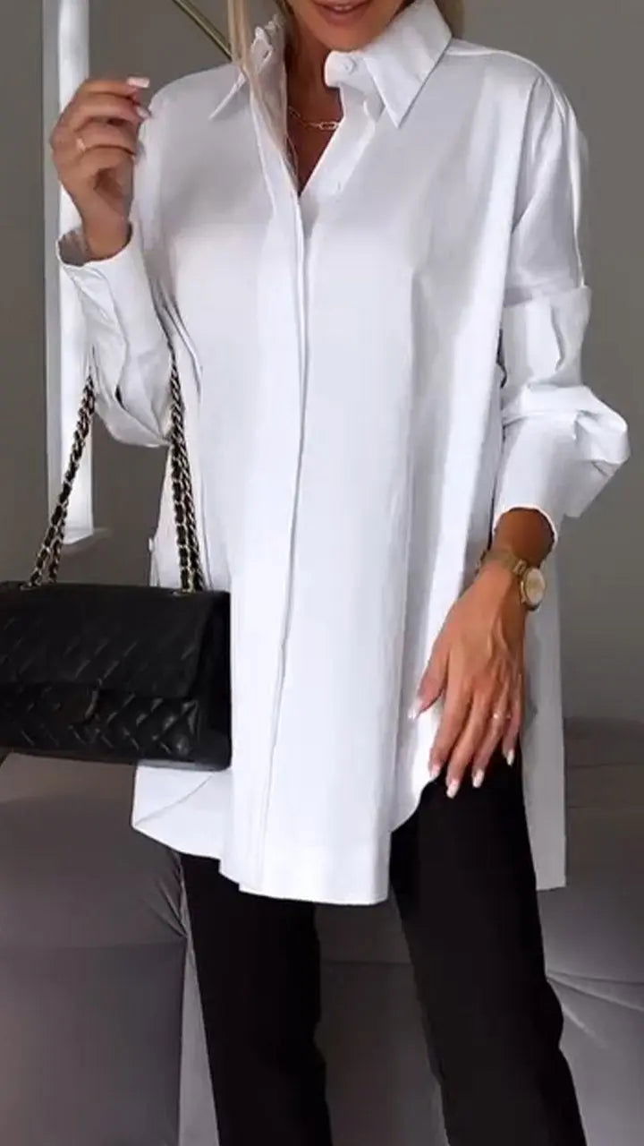 Camicia elegante da donna in tessuto leggero, maniche lunghe e polsini arrotolati, per un look sofisticato.