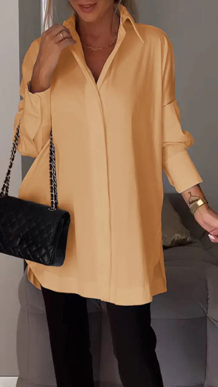 Top donna elegante con polsini risvoltati e maniche lunghe, perfetto per creare outfit sofisticati e moderni.
