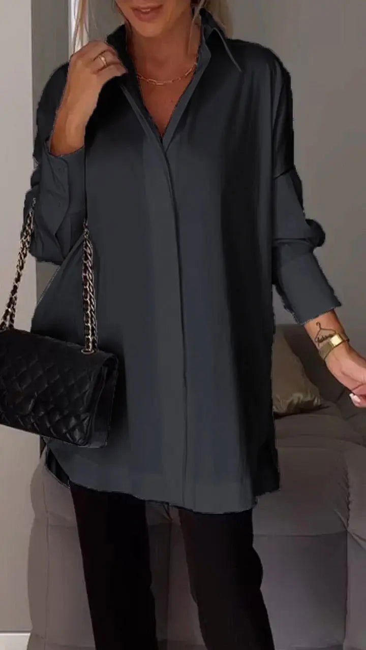 Camicia da donna in tessuto fluido, maniche lunghe e polsini risvoltati, per un comfort e stile impeccabili.