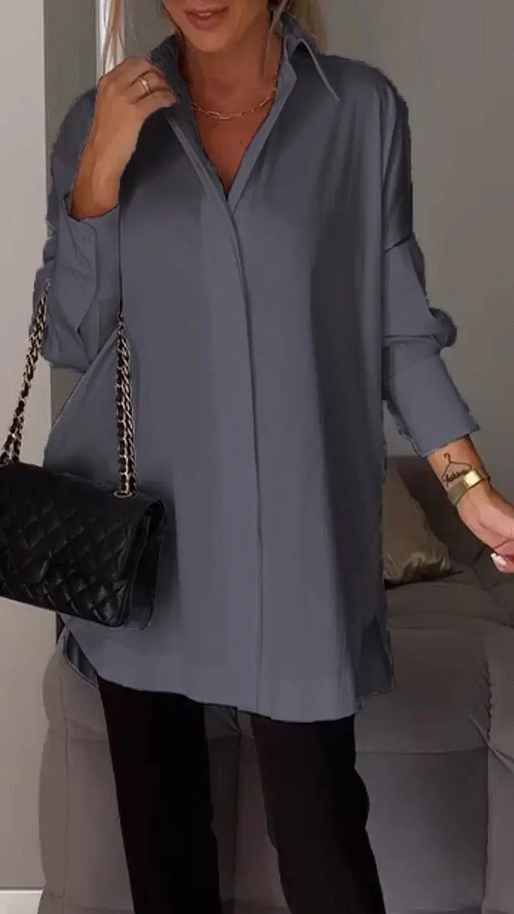 Dettaglio: polsini risvoltati su camicia donna elegante con maniche lunghe, vestibilità morbida e chic.