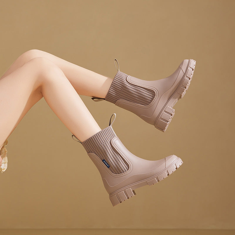 Stivali da pioggia donna beige. Impermeabili, eleganti, calzature comode per protezione pioggia e stile moda.