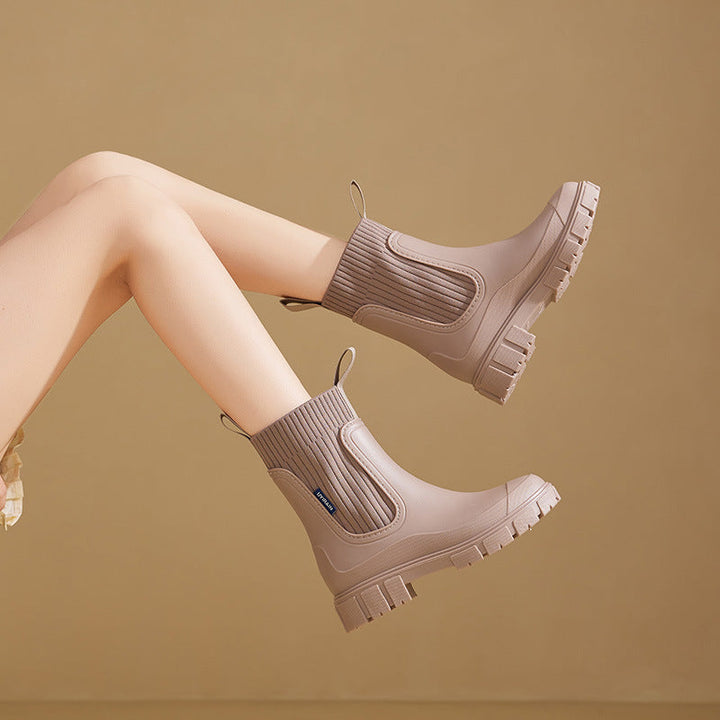 Stivali da pioggia donna beige. Impermeabili, eleganti, calzature comode per protezione pioggia e stile moda.