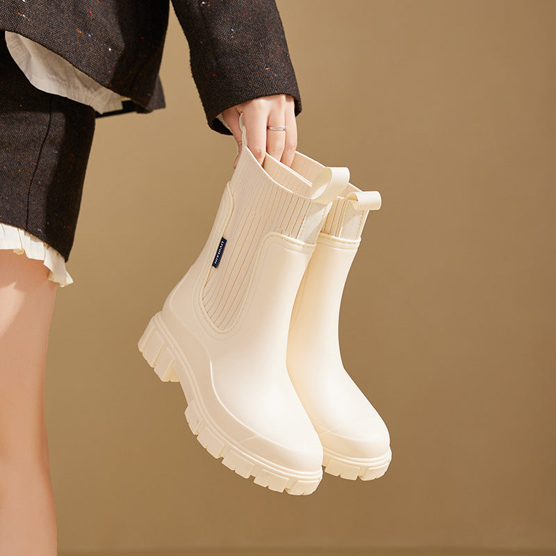 Stivali da pioggia marroni da donna. Eleganti, impermeabili, ideali per moda autunno e protezione dalle intemperie.
