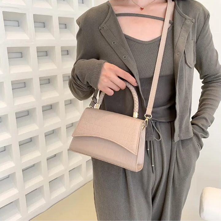 Elegante borsa donna nera, utilizzabile come borsa a tracolla. Perfetta per ogni outfit e uso quotidiano.