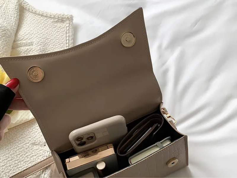 Borsa a tracolla donna in similpelle cachi. Design moderno ed elegante, ideale per lavoro o tempo libero.