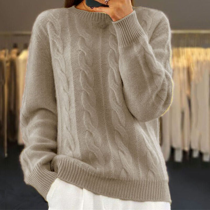 Maglia donna girocollo beige con trecce, vestibilità morbida, perfetta per un look invernale confortevole.