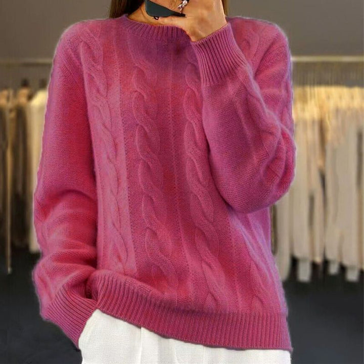 Confortevole maglione donna rosa a trecce con girocollo e vestibilità morbida, essenziale per l'inverno.