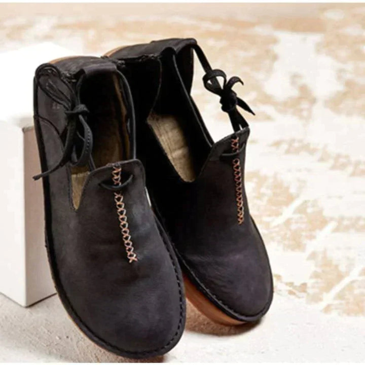 Calzature basse donna in pelle, comode e classiche, perfette per un look quotidiano e duraturo.
