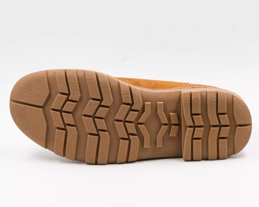 Dettaglio laterale stivaletto Chelsea uomo rialzato 7cm cammello, con elastici laterali e suola elegante.