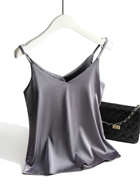 Canotta donna in seta grigia con scollo a V e spalline sottili. Top elegante e versatile per un look casual chic estivo.