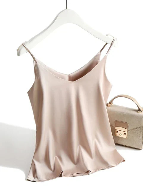 Elegante top donna senza maniche in seta color cachi, vestibilità morbida. Ideale per la moda estiva, casual o raffinata.