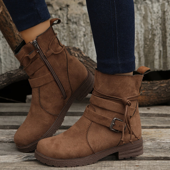 Dettaglio texture e cuciture di stivali donna in pelle eleganti. Comfort per calzature autunnali.