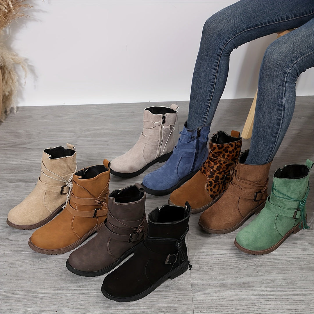 Donna indossa stivali eleganti in pelle, perfetti per la moda autunno-inverno con massimo comfort.
