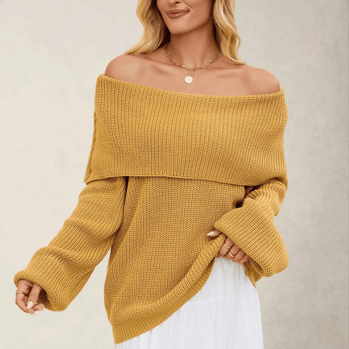 Donna che indossa un maglione spalle scoperte morbido, in un look casual-chic per la moda autunnale.