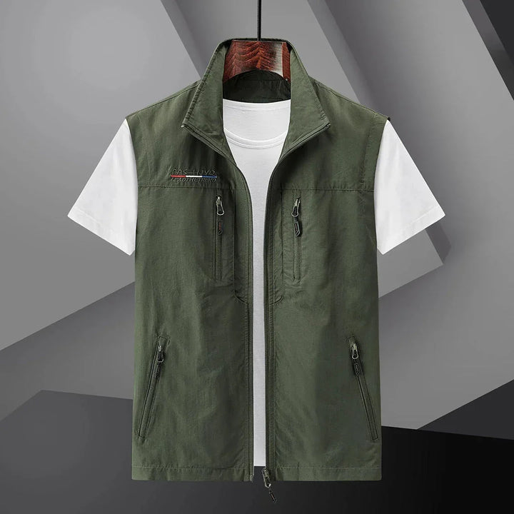 Gilet sportivo utility uomo con molte tasche, per abbigliamento casual e avventura.