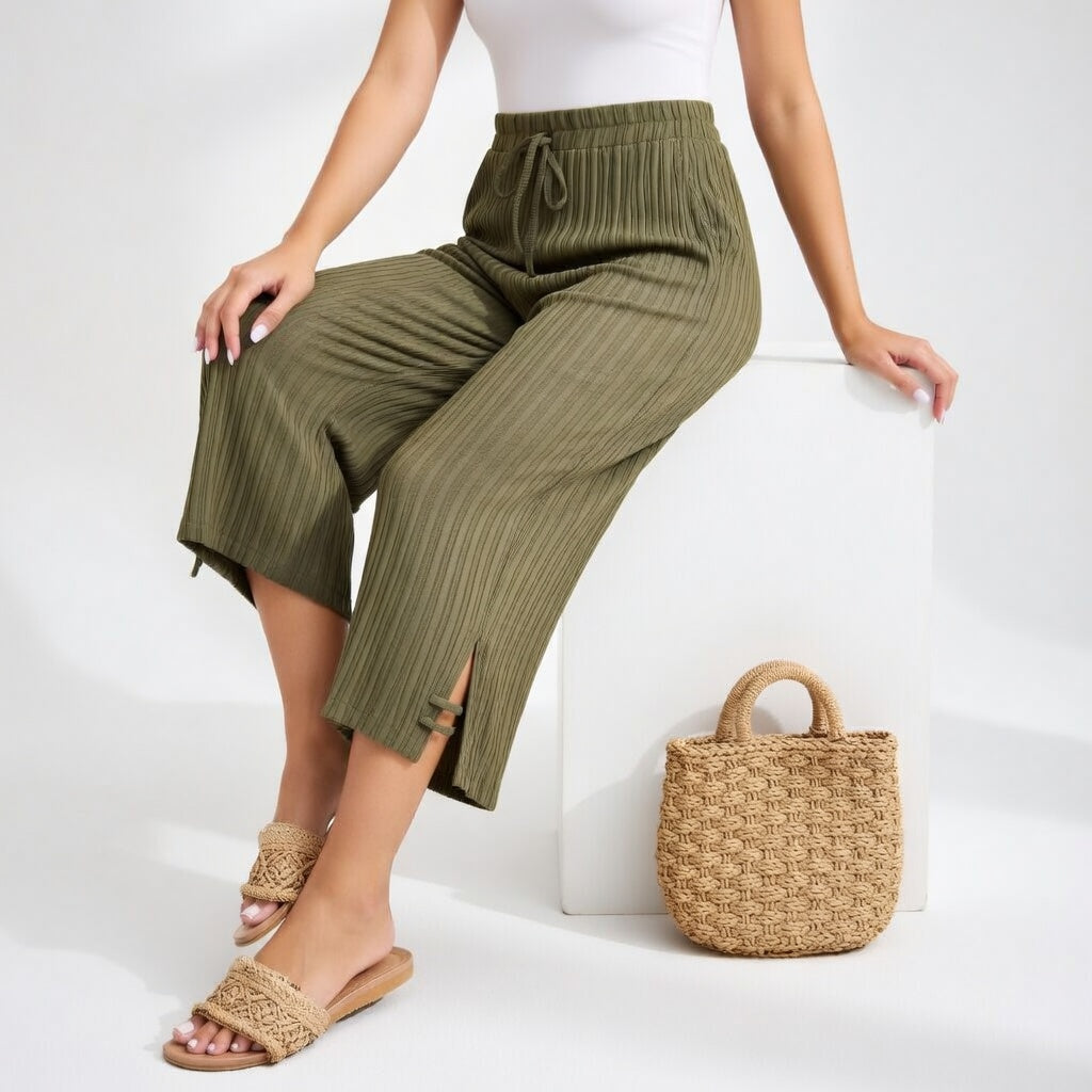 Modella indossa pantaloni da donna fluidi estivi, eleganti e comodi. Perfetti per passeggiate o serate casual.