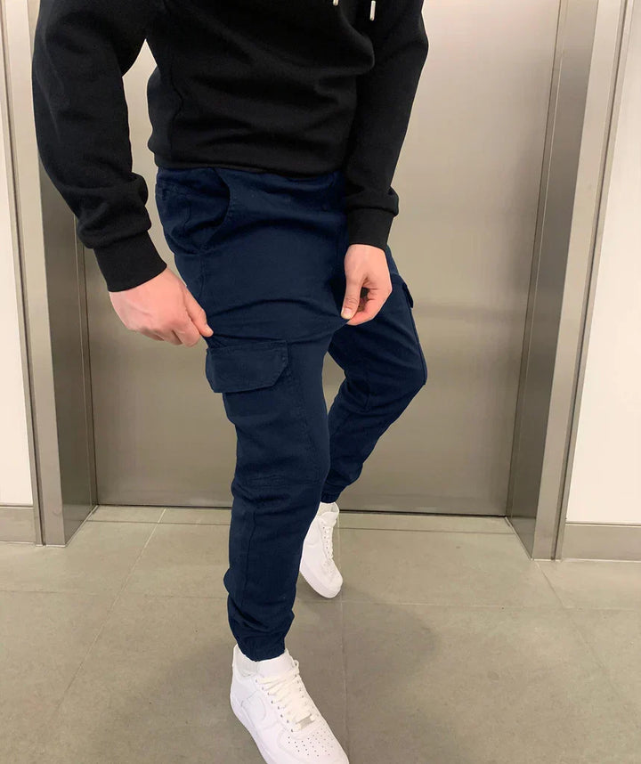 Pantaloni uomo cargo jogger, aderenti e multitasche, per una moda maschile dal tocco moderno.