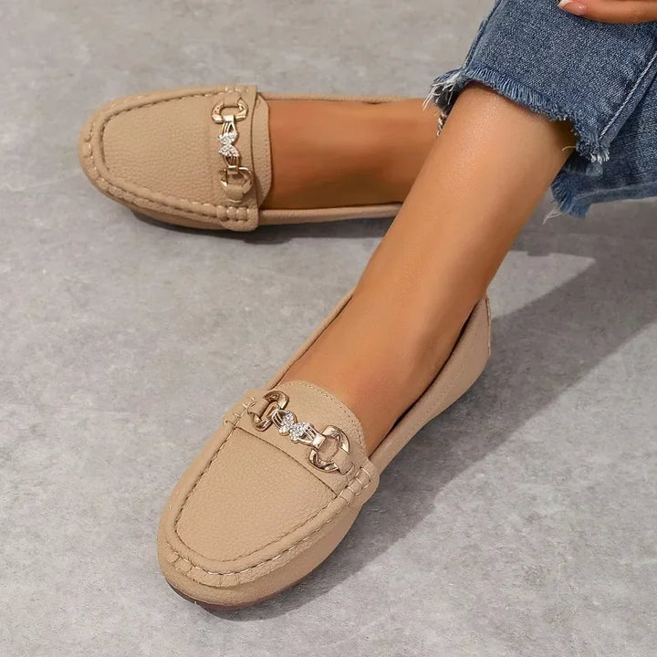 Dettaglio ravvicinato: Farfalla decorativa su mocassini donna slip-on estivi, casual eleganti.