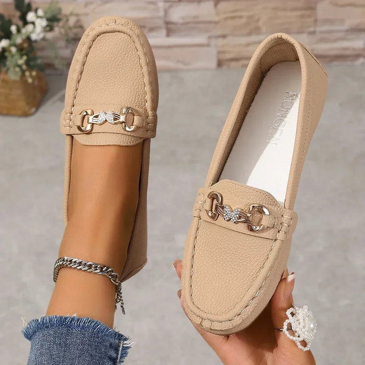 Mocassini donna estivi comodi e pratici, design slip-on con farfalla raffinata.