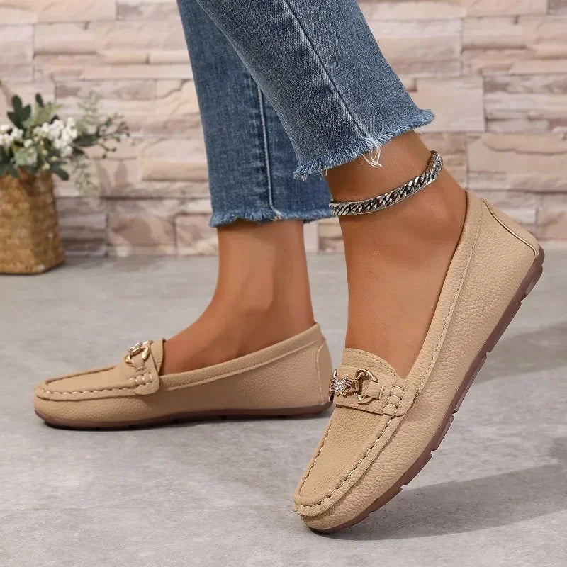Mocassini donna estivi slip-on con farfalla decorativa, ideali per comfort e stile quotidiano.