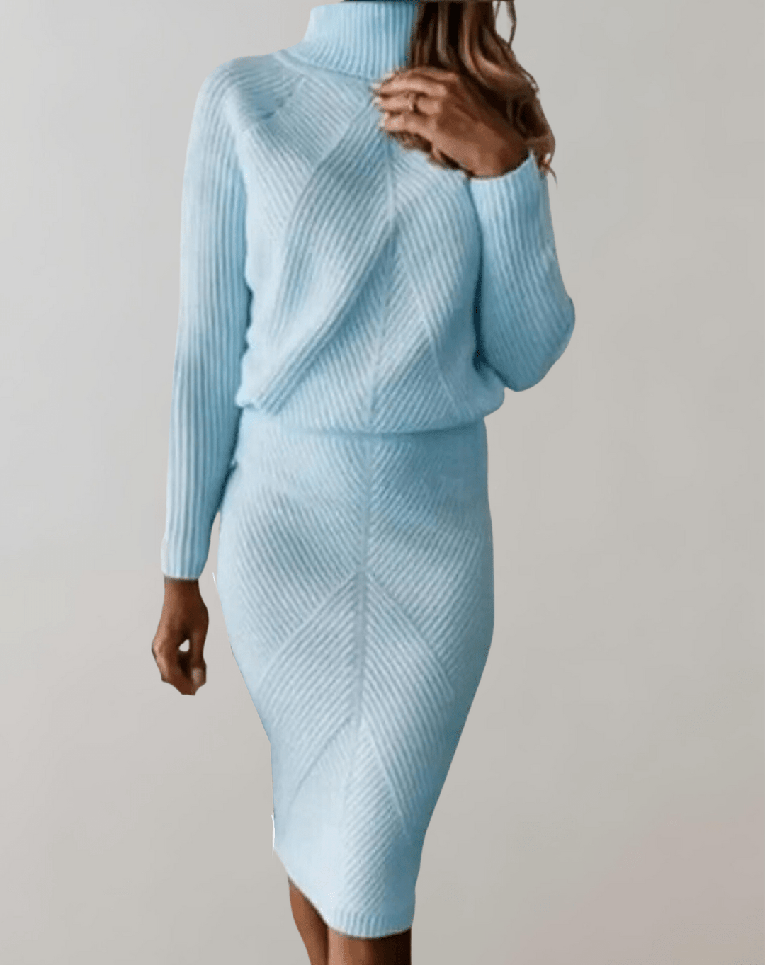 Set donna: maglione collo alto e gonna aderente a coste. Eleganza casual autunnale.