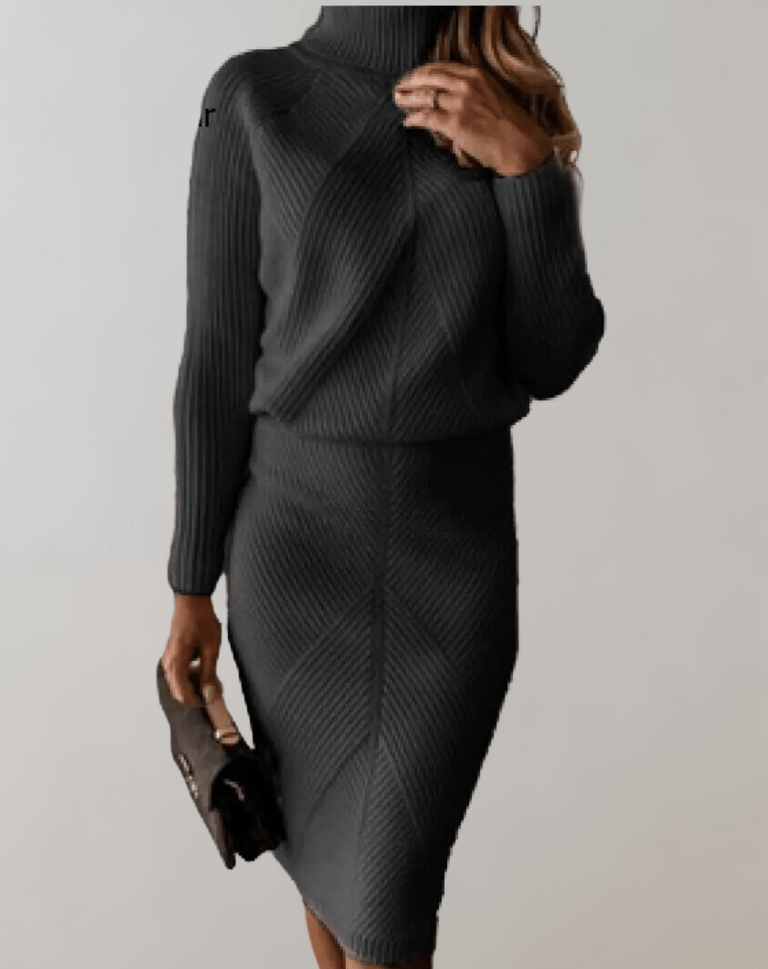 Completo donna versatile: maglione collo alto e gonna a coste. Perfetto giorno/sera.