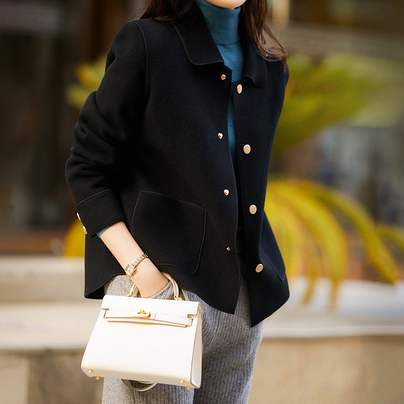Capo moda donna: giacca con bottoni, collo a camicia. Versatile per look casual, elegante o chic in primavera/autunno.