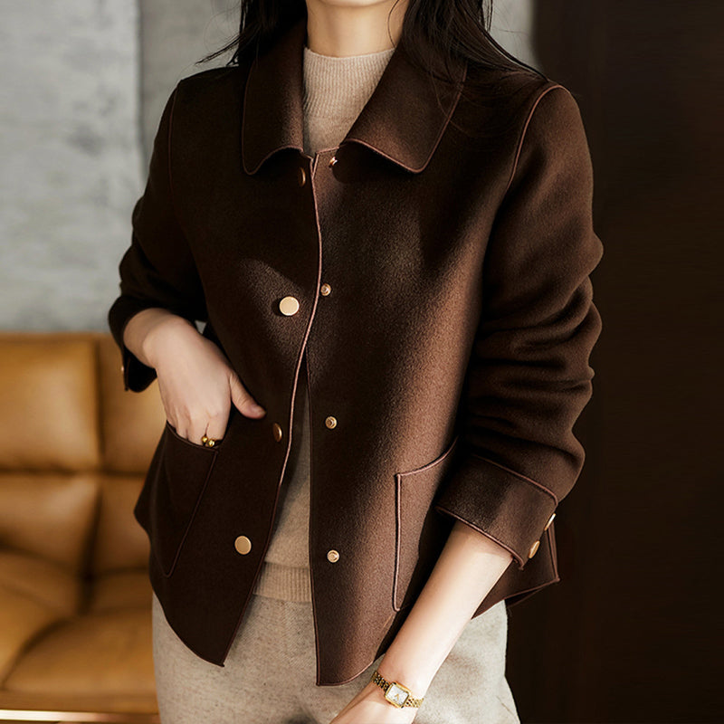 Giacca donna versatile con bottoni e collo a camicia. Ottima come outerwear per la moda autunnale e primaverile.
