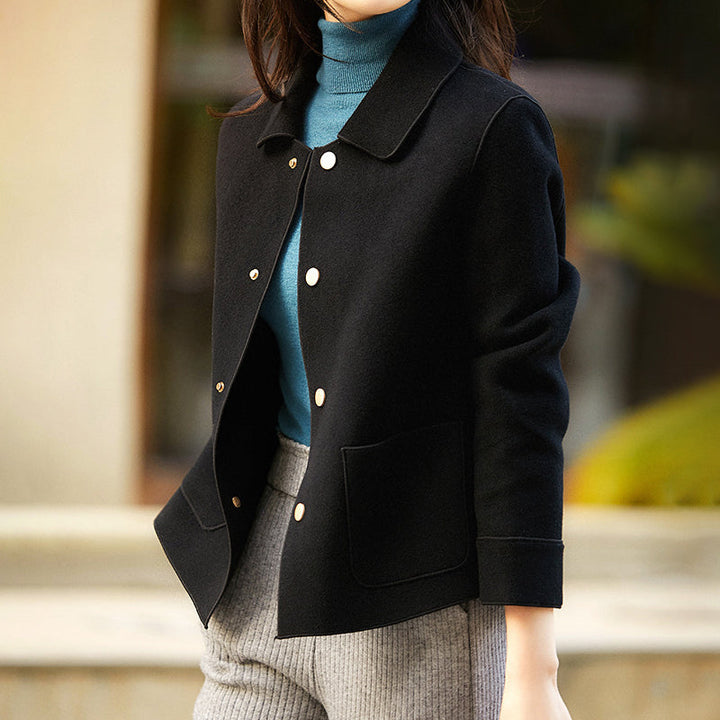 Giacca casual ed elegante da donna con bottoni frontali. Perfetta per outerwear autunnale o primaverile.