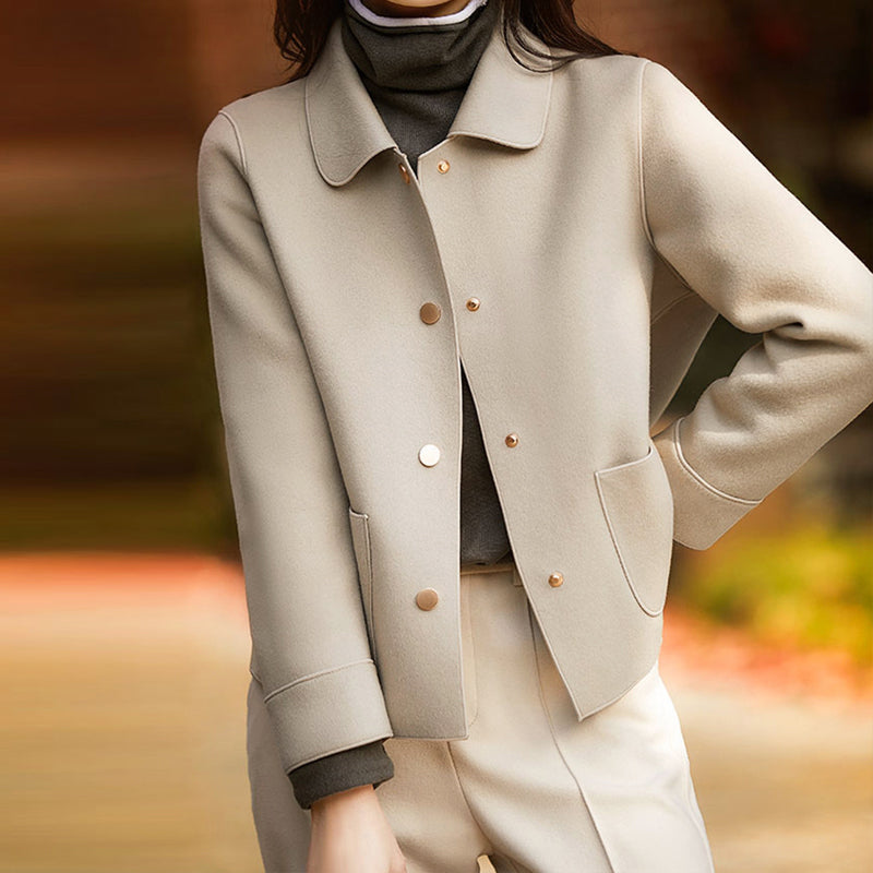 Giacca donna con bottoni e collo a camicia. Stile chic e versatile per primavera e autunno.