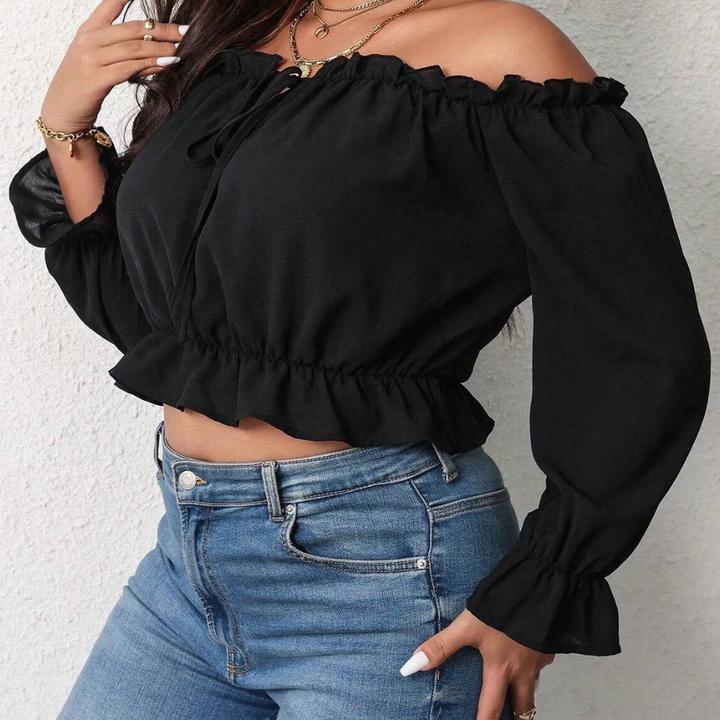 Abbigliamento femminile: camicetta chic con spalle scoperte, un capo di moda elegante e confortevole.