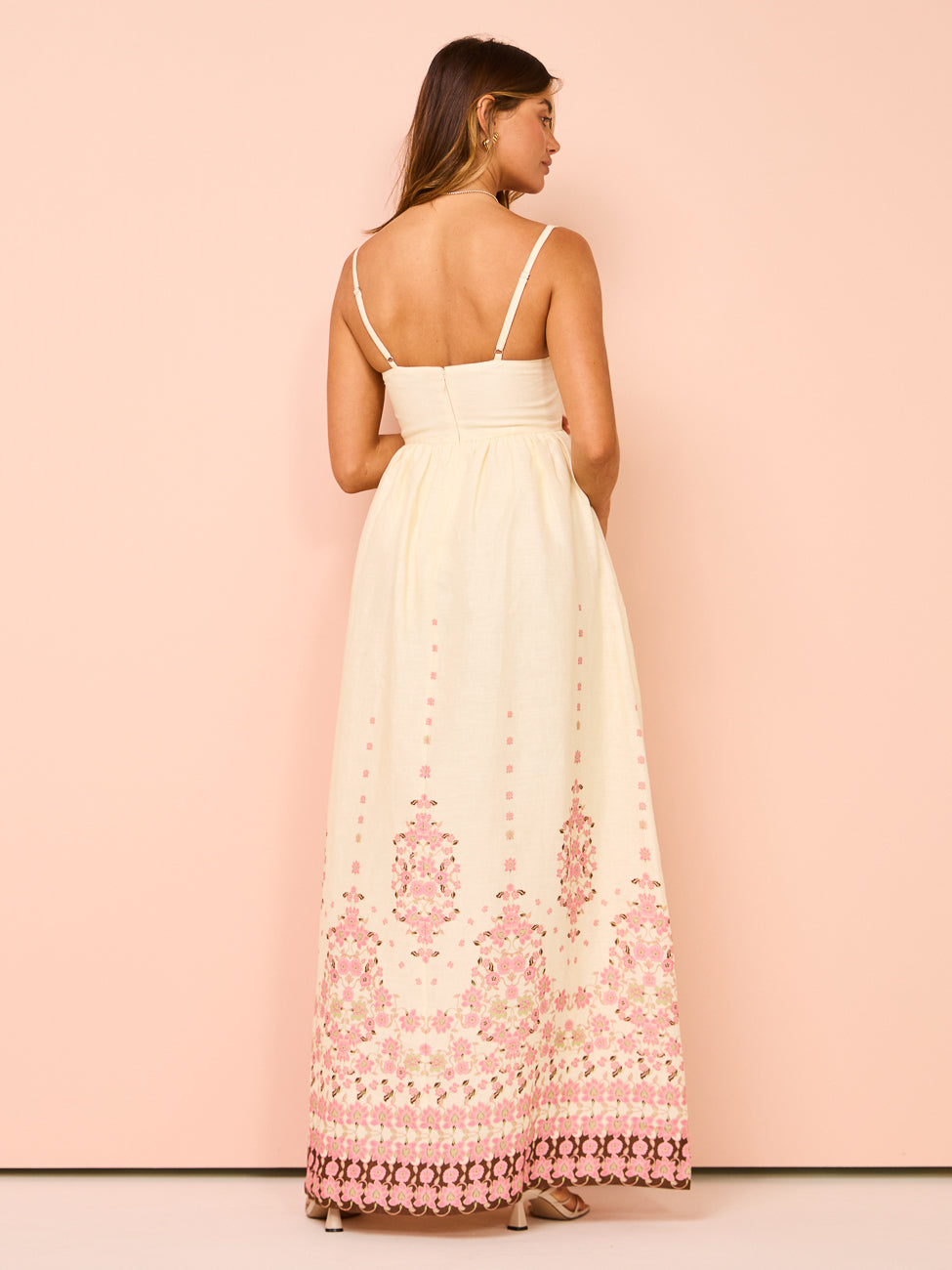Abito lungo floreale da donna, design leggero ed estivo, per un look chic e femminile perfetto per le vacanze.