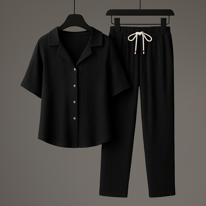 Completo estivo uomo con camicia collo aperto e pantaloni laccetto, perfetto per un look casual e rilassato.